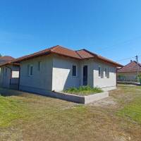 Eladó egy kiváló elhelyezkedésű, 88,75 m² hasznos alapterületű ikerházfél Bugyi központjához közel!
